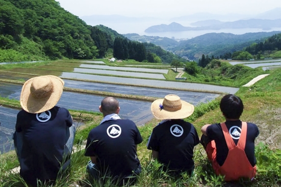 東京から手伝いに来てくれた皆さんと海を眺めながら休憩中