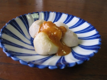 蒸し里芋のピーナツバター酢味噌