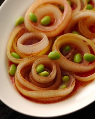 玉ねぎと枝豆のホットサラダ　紅芋酢ドレッシング